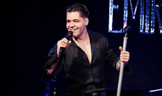 Emir Can İğrek'ten Konserde Sürpriz