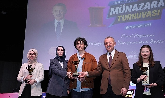 Başkan Büyükakın, gençlerin münazarasından çok etkilendi: “Yarınlarımız emin ellerde