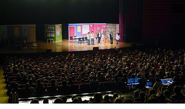 Gençlerden rock konseri ve tiyatro