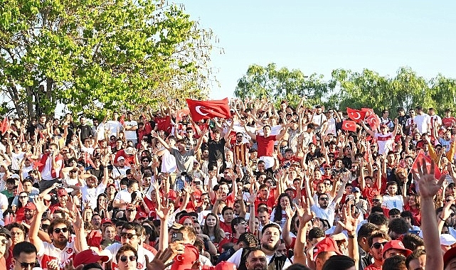 Antalyalılar Dünya Kupası heyecanı için Olbia Kent Meydanı'nda buluştu