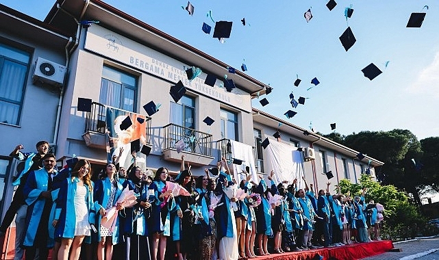 DEÜ Bergama MYO'da Mezuniyet Coşkusu