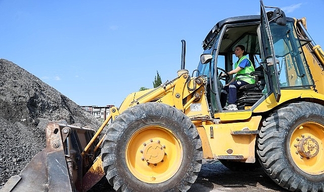 Buca Belediyesi'nin kepçe operatörü Ayça'ya sahadan tam not