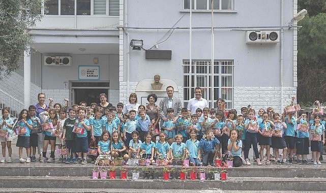 Bornovalı minik eller toprakla buluşuyor
