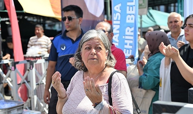 Manisa Büyükşehir'den Perşembe Pazarı'nda 2 Bin Kişiye Aşure İkramı
