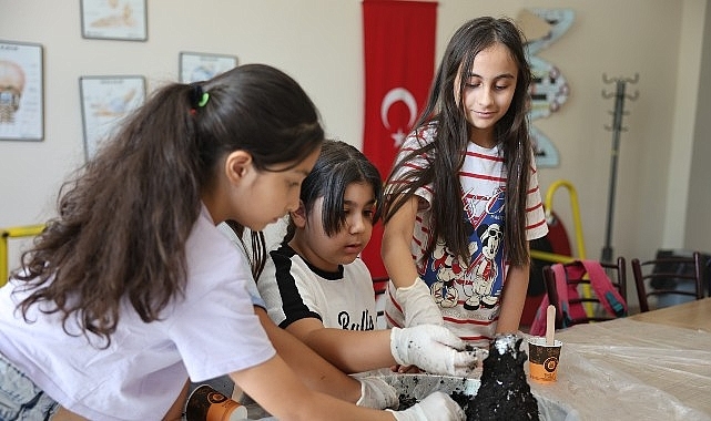 Başkan Çerçioğlu'nun Çalışmaları ile Aydınlı Minikler Yaz Tatilini Bilimle Geçiriyor