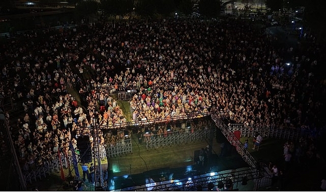 Başkan Çerçioğlu'ndan Tekstil Park'ın Eşsiz Atmosferinde Yaz Konseri