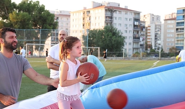 Çiğli Belediyesi'nin Şişme Oyun Parkı Mahalle Mahalle Çocuklarla Buluşuyor