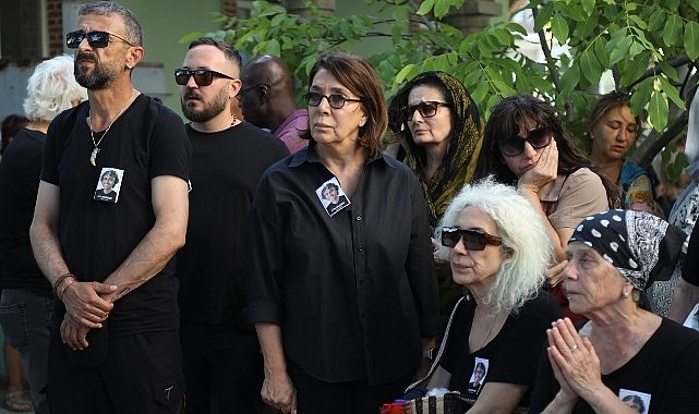 Şehir Tiyatroları sanatçıları Eftal Gülbudak'ı son yolculuğuna Balıkesir'de uğurladılar