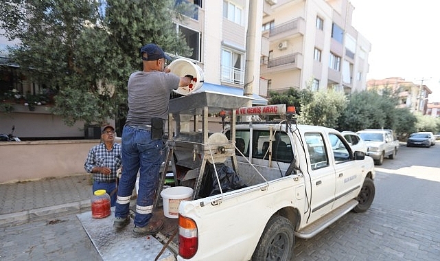 Efes Selçuk'ta Salçalar Ailece Hazırlanıyor, Belediye Makine ile Destek Oluyor
