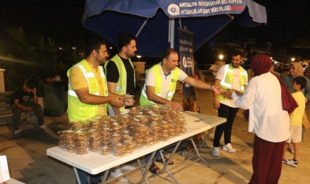 Büyükşehir Mevlit Kandil'inde 19 ilçede lokma ikram etti