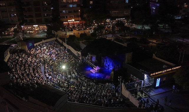 Şafak Sezer'in Yeni Oyunu “Karanlıkta Kumpas