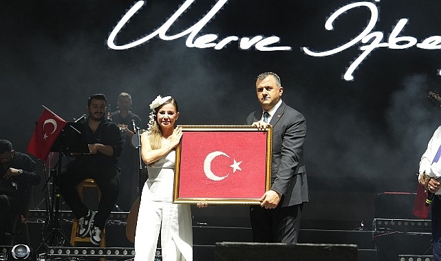 Merve Özbey Saray'ı salladı