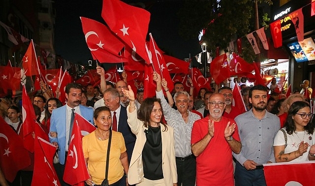 Karşıyaka Çarşısı 30 Ağustos'ta gelincik tarlasına dönüştü!