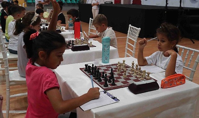 Satranç turnuvasında minikler, yeteneklerini sergiledi