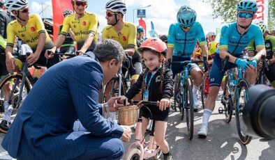 59. Cumhurbaşkanlığı Türkiye Bisiklet Turu’nun 3. Etabı olan Fethiye – Marmaris etabında 23 Nisan Ulusal Egemenlik ve Çocuk Bayramı coşkuyla kutluyor